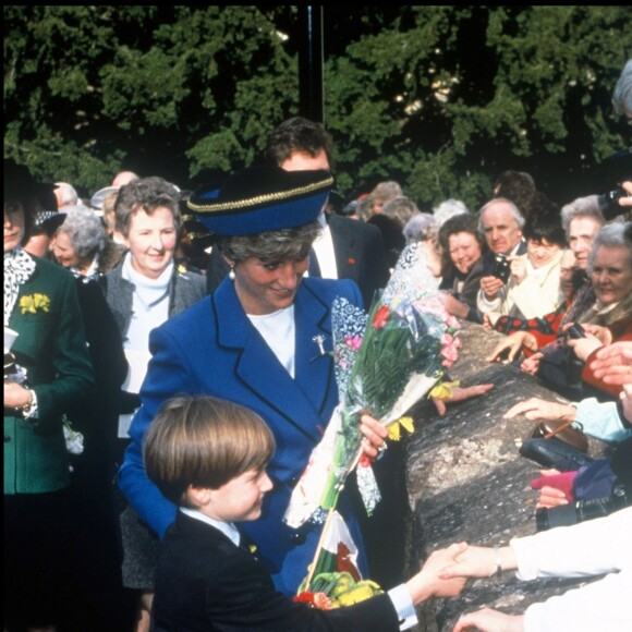 Le prince William avec sa mère Lady Diana en mars 1991 à Cardiff, son premier déplacement officiel.