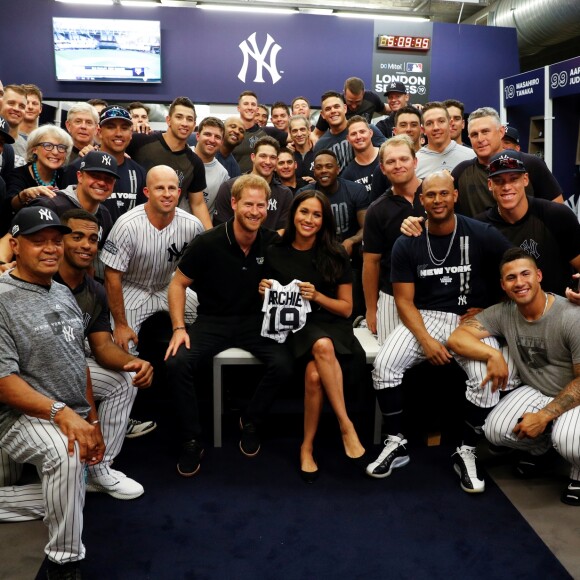 Le prince Harry, duc de Sussex, et Meghan Markle, duchesse de Sussex vont saluer les équipes de baseball "Boston Red Sox" et "New York Yankees" dans leurs vestiaires dans le cadre des Invictus Games 2019 au London Stadium. En cette occasion, le couple royal a reçu en cadeau pour leur fils Archie, un maillot floqué "Archie", de la part de chaque équipe, avant de rejoindre les tribunes pour assister au match. Londres, le 29 juin 2019.