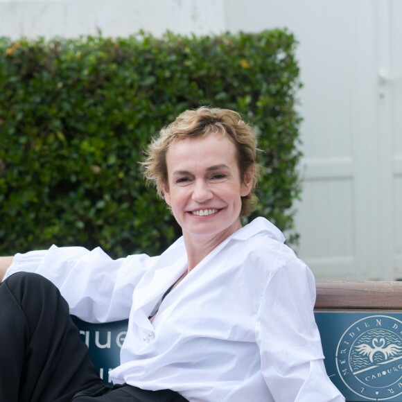 Sandrine Bonnaire - Inauguration d'un banc en hommage à Agnès Varda et Jacques Demy sur le Méridien de l'Amour, le long de la promenade Marcel Proust à Cabourg lors du 33e Festival du Film Romantique de Cabourg, le 15 juin 2019. © Giancarlo Gorassini/Bestimage