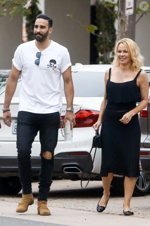 Exclusif - Pamela Anderson et Adil Rami se baladent dans le quartier de Malibu à Los Angeles, le 6 juin 2019.