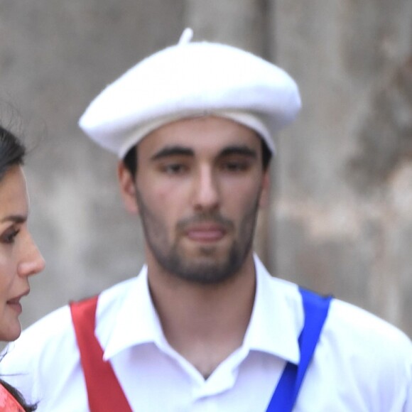 La reine Letizia d'Espagne (robe Adolfo Dominguez, collection automne-hiver 2018-2019) lors de la clôture de la 2e édition du séminaire "L'éducation patrimoniale à l'école" à San Millan de la Cogolla dans la province de La Rioja le 5 juillet 2019.