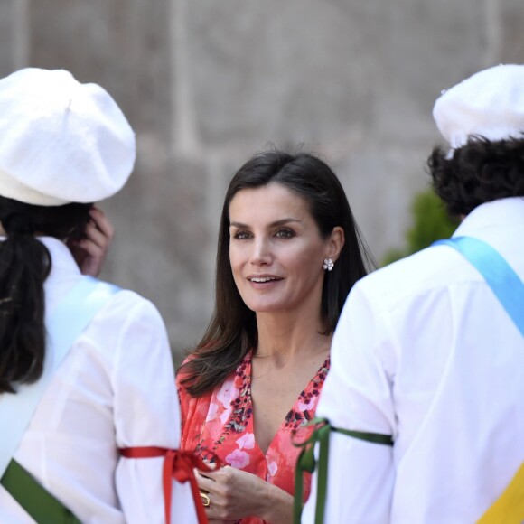 La reine Letizia d'Espagne (robe Adolfo Dominguez, collection automne-hiver 2018-2019) lors de la clôture de la 2e édition du séminaire "L'éducation patrimoniale à l'école" à San Millan de la Cogolla dans la province de La Rioja le 5 juillet 2019.