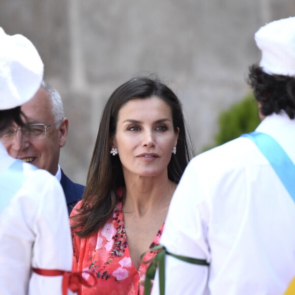 La reine Letizia d'Espagne (robe Adolfo Dominguez, collection automne-hiver 2018-2019) lors de la clôture de la 2e édition du séminaire "L'éducation patrimoniale à l'école" à San Millan de la Cogolla dans la province de La Rioja le 5 juillet 2019.