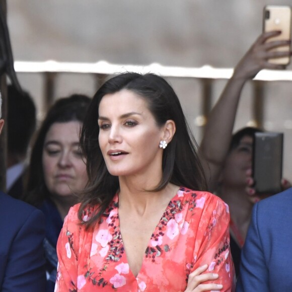La reine Letizia d'Espagne (robe Adolfo Dominguez, collection automne-hiver 2018-2019) lors de la clôture de la 2e édition du séminaire "L'éducation patrimoniale à l'école" à San Millan de la Cogolla dans la province de La Rioja le 5 juillet 2019.