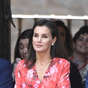 La reine Letizia d'Espagne (robe Adolfo Dominguez, collection automne-hiver 2018-2019) lors de la clôture de la 2e édition du séminaire "L'éducation patrimoniale à l'école" à San Millan de la Cogolla dans la province de La Rioja le 5 juillet 2019.