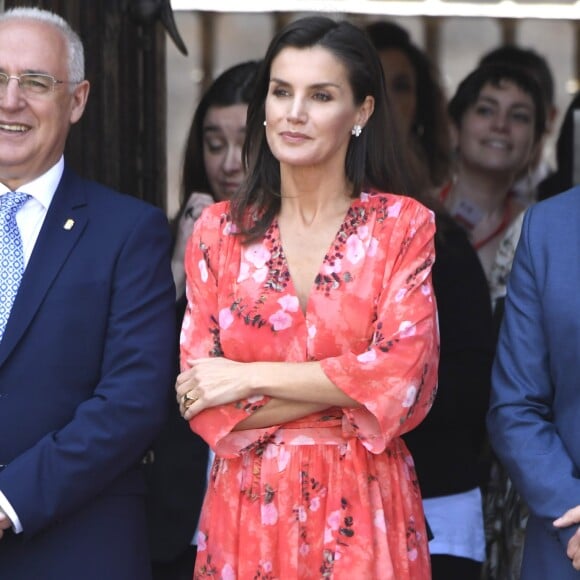 La reine Letizia d'Espagne (robe Adolfo Dominguez, collection automne-hiver 2018-2019) lors de la clôture de la 2e édition du séminaire "L'éducation patrimoniale à l'école" à San Millan de la Cogolla dans la province de La Rioja le 5 juillet 2019.