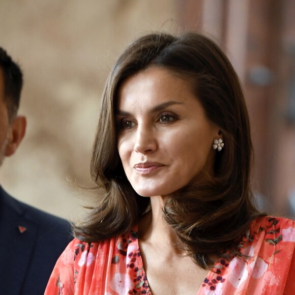 La reine Letizia d'Espagne (robe Adolfo Dominguez, collection automne-hiver 2018-2019) lors de la clôture de la 2e édition du séminaire "L'éducation patrimoniale à l'école" à San Millan de la Cogolla dans la province de La Rioja le 5 juillet 2019.