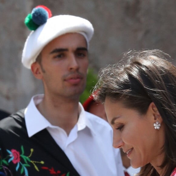 La reine Letizia d'Espagne (robe Adolfo Dominguez, collection automne-hiver 2018-2019) lors de la clôture de la 2e édition du séminaire "L'éducation patrimoniale à l'école" à San Millan de la Cogolla dans la province de La Rioja le 5 juillet 2019.