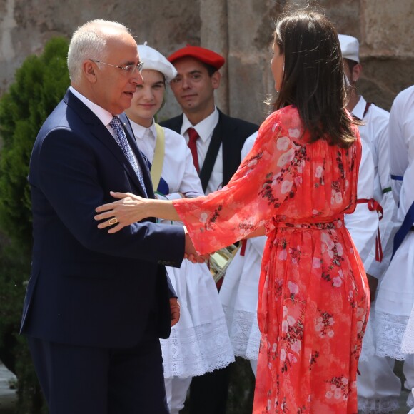 La reine Letizia d'Espagne (robe Adolfo Dominguez, collection automne-hiver 2018-2019) lors de la clôture de la 2e édition du séminaire "L'éducation patrimoniale à l'école" à San Millan de la Cogolla dans la province de La Rioja le 5 juillet 2019.