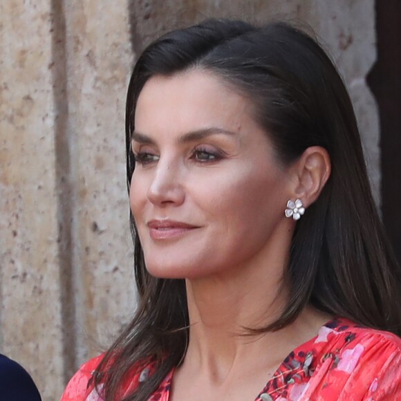 La reine Letizia d'Espagne (robe Adolfo Dominguez, collection automne-hiver 2018-2019) lors de la clôture de la 2e édition du séminaire "L'éducation patrimoniale à l'école" à San Millan de la Cogolla dans la province de La Rioja le 5 juillet 2019.