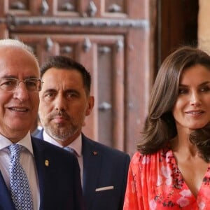 La reine Letizia d'Espagne (robe Adolfo Dominguez, collection automne-hiver 2018-2019) lors de la clôture de la 2e édition du séminaire "L'éducation patrimoniale à l'école" à San Millan de la Cogolla dans la province de La Rioja le 5 juillet 2019.