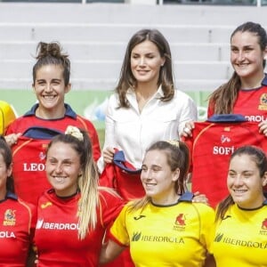La reine Letizia d'Espagne a assisté le 4 juillet 2019 à une séance d'entraînement de l'équipe féminine nationale de rugby à 7 sur le stade de l'Université Complutense de Madrid.