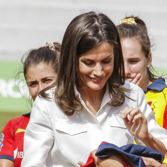 La reine Letizia d'Espagne s'est vu offrir des maillots pour ses filles Leonor et Sofia et elle-même le 4 juillet 2019 lors d'une séance d'entraînement de l'équipe féminine nationale de rugby à 7 sur le stade de l'Université Complutense de Madrid.