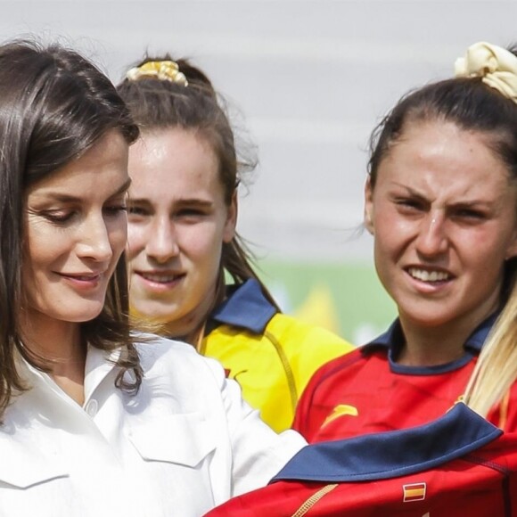 La reine Letizia d'Espagne s'est vu offrir des maillots pour ses filles Leonor et Sofia et elle-même le 4 juillet 2019 lors d'une séance d'entraînement de l'équipe féminine nationale de rugby à 7 sur le stade de l'Université Complutense de Madrid.