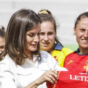 La reine Letizia d'Espagne s'est vu offrir des maillots pour ses filles Leonor et Sofia et elle-même le 4 juillet 2019 lors d'une séance d'entraînement de l'équipe féminine nationale de rugby à 7 sur le stade de l'Université Complutense de Madrid.