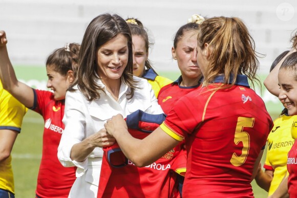 La reine Letizia d'Espagne s'est vu offrir des maillots pour ses filles Leonor et Sofia et elle-même le 4 juillet 2019 lors d'une séance d'entraînement de l'équipe féminine nationale de rugby à 7 sur le stade de l'Université Complutense de Madrid.