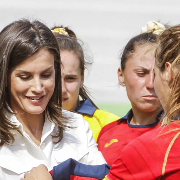 La reine Letizia d'Espagne s'est vu offrir des maillots pour ses filles Leonor et Sofia et elle-même le 4 juillet 2019 lors d'une séance d'entraînement de l'équipe féminine nationale de rugby à 7 sur le stade de l'Université Complutense de Madrid.