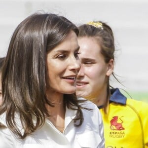 La reine Letizia d'Espagne s'est vu offrir des maillots pour ses filles Leonor et Sofia et elle-même le 4 juillet 2019 lors d'une séance d'entraînement de l'équipe féminine nationale de rugby à 7 sur le stade de l'Université Complutense de Madrid.