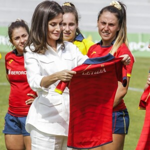 La reine Letizia d'Espagne s'est vu offrir des maillots pour ses filles Leonor et Sofia et elle-même le 4 juillet 2019 lors d'une séance d'entraînement de l'équipe féminine nationale de rugby à 7 sur le stade de l'Université Complutense de Madrid.