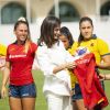 La reine Letizia d'Espagne s'est vu offrir des maillots pour ses filles Leonor et Sofia et elle-même le 4 juillet 2019 lors d'une séance d'entraînement de l'équipe féminine nationale de rugby à 7 sur le stade de l'Université Complutense de Madrid.