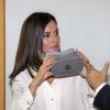 La reine Letizia d'Espagne essaye des lunettes de réalité virtuelle lors d'une réunion de travail de l'AECC (Association espagnole contre le cancer) à Madrid, le 1er juillet 2019