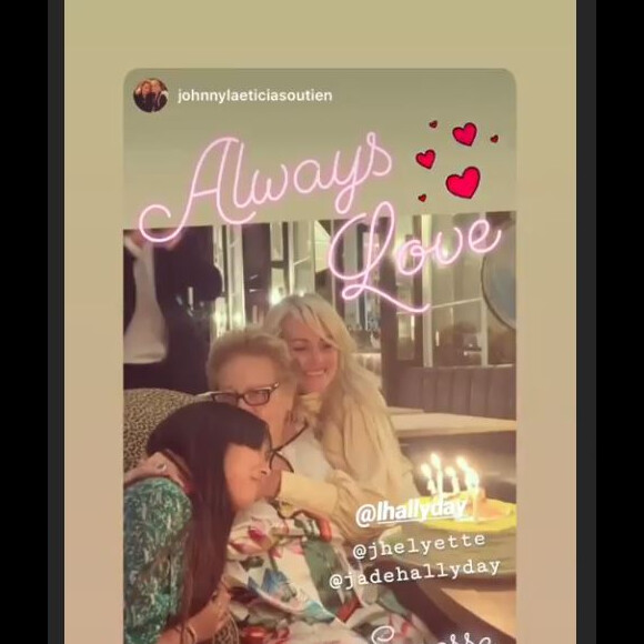 Laeticia Hallyday partage des instants en famille avec ses filles Jade (14 ans), Joy (10 ans) et son mari Johnny Hallyday sur son compte Instagram.