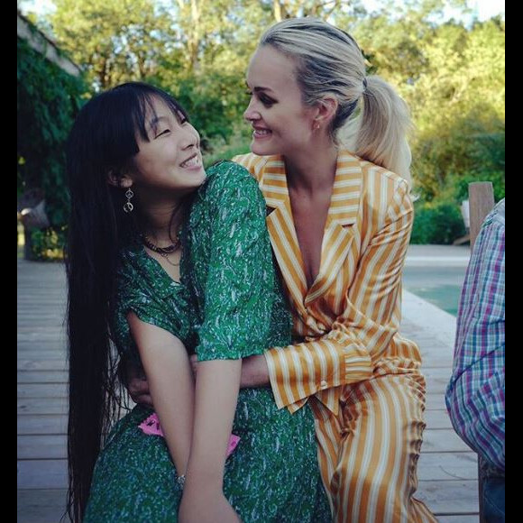 Laeticia Hallyday partage des instants en famille avec ses filles Jade (14 ans), Joy (10 ans) et son mari Johnny Hallyday sur son compte Instagram.