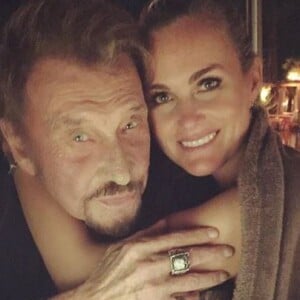 Laeticia Hallyday partage des instants en famille avec ses filles Jade (14 ans), Joy (10 ans) et son mari Johnny Hallyday sur son compte Instagram.