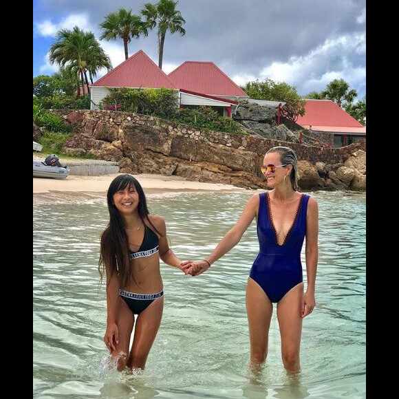 Laeticia Hallyday partage des instants en famille avec ses filles Jade (14 ans), Joy (10 ans) et son mari Johnny Hallyday sur son compte Instagram.