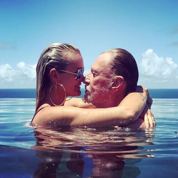 Laeticia Hallyday partage des instants en famille avec ses filles Jade (14 ans), Joy (10 ans) et son mari Johnny Hallyday sur son compte Instagram.