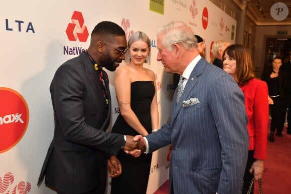 Tinie Tempah et le prince Charles lors de la cérémonie "Prince's Trust Awards" au Palladium à Londres le 13 mars 2019.