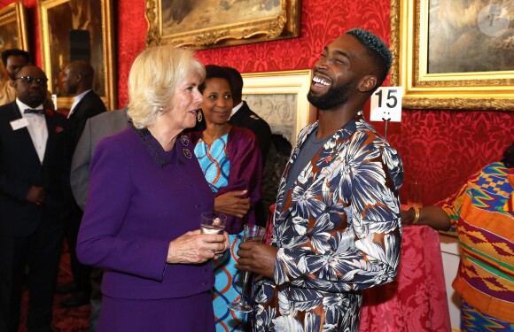 Camilla Parker Bowles, duchesse de Cornouailles et Tinie Tempah lors d'une réception au palais Saint James à Londres avant leur départ pour la Gambie, le Ghana et le Nigeria. Le 24 octobre 2018.