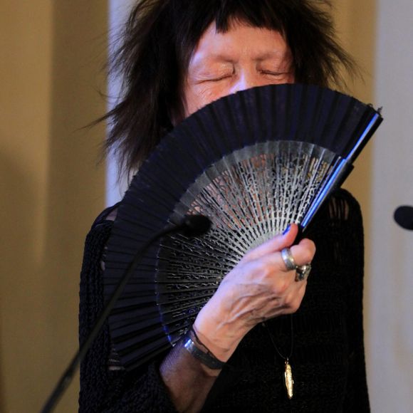 Brigitte Fontaine reçoit la Médaille Vermeil de la Ville de Paris le 22 mars 2012.