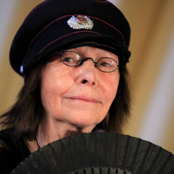 Brigitte Fontaine reçoit la Médaille Vermeil de la Ville de Paris le 22 mars 2012.