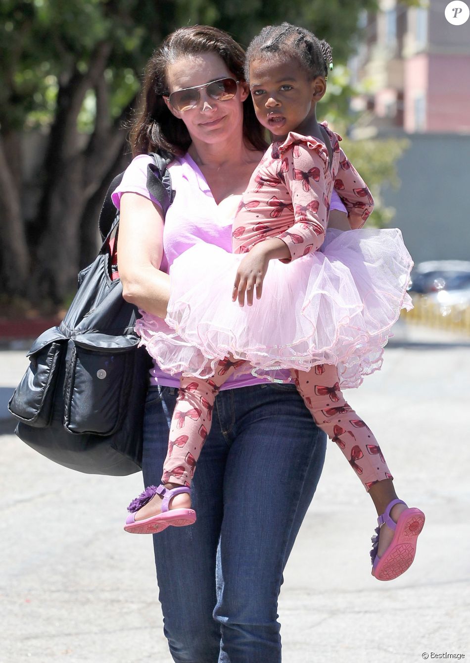 Kristin Davis Et Son Mari Kristin Davis est venue chercher sa fille Gemma à son cours de danse  classique à Brentwood , le 16 août 2014. - Purepeople