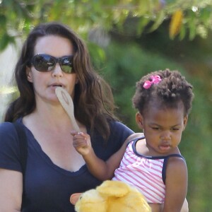 Exclusif - Kristin Davis et sa fille Gemma sont allées voir un médecin à Santa Monica. Le 19 juillet 2013