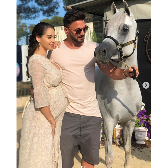 Nabilla, enceinte de son premier enfant, affiche un joli baby bump à Monaco et Menton, en juin 2019 sur Instagram.