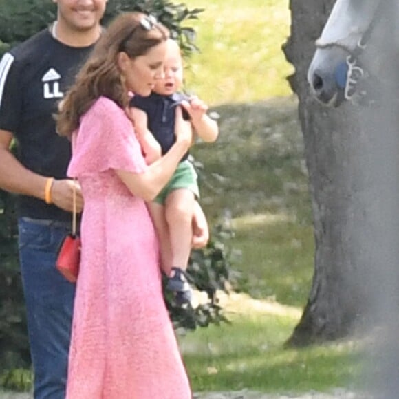 Kate Middleton très estivale avec son fils le prince Louis pour le King Power Royal Charity Polo Day à Wokingham, le 10 juillet 2019.