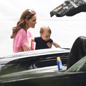 Kate Middleton très estivale avec George et Louis pour le King Power Royal Charity Polo Day à Wokingham, le 10 juillet 2019.