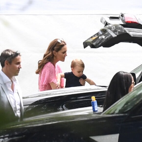 Kate Middleton très estivale avec George et Louis pour le King Power Royal Charity Polo Day à Wokingham, le 10 juillet 2019.