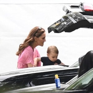 Kate Middleton très estivale avec George et Louis pour le King Power Royal Charity Polo Day à Wokingham, le 10 juillet 2019.