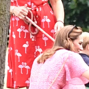 Kate Middleton très estivale avec George et Louis pour le King Power Royal Charity Polo Day à Wokingham, le 10 juillet 2019.