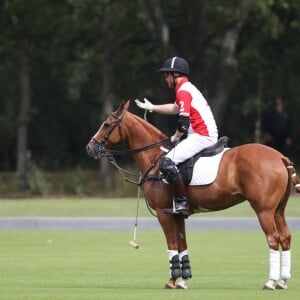 Le prince Harry lors du King Power Royal Charity Polo Day, à cheval. L'équipe du duc de Cambridge est arrivée gagnante. Le 10 juillet 2019.