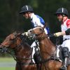 Le prince William et le prince Harry lors du King Power Royal Charity Polo Day, à cheval. L'équipe du duc de Cambridge est arrivée gagnante. Le 10 juillet 2019.
