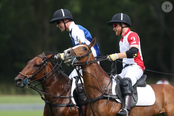 Le prince William et le prince Harry lors du King Power Royal Charity Polo Day, à cheval. L'équipe du duc de Cambridge est arrivée gagnante. Le 10 juillet 2019.