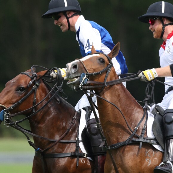 Le prince William et le prince Harry lors du King Power Royal Charity Polo Day, à cheval. L'équipe du duc de Cambridge est arrivée gagnante. Le 10 juillet 2019.