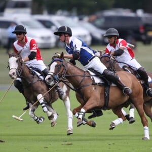 Le prince William et le prince Harry lors du King Power Royal Charity Polo Day, à cheval. L'équipe du duc de Cambridge est arrivée gagnante. Le 10 juillet 2019.