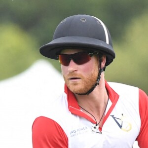 Le prince William et le prince Harry lors du King Power Royal Charity Polo Day, à cheval. L'équipe du duc de Cambridge est arrivée gagnante. Le 10 juillet 2019.