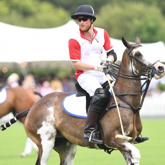 Le prince William et le prince Harry lors du King Power Royal Charity Polo Day, à cheval. L'équipe du duc de Cambridge est arrivée gagnante. Le 10 juillet 2019.