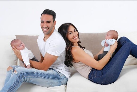 Adil Rami et Sidonie Biémont après la naissance de leurs jumeaux Zayn et Madi en septembre 2016.